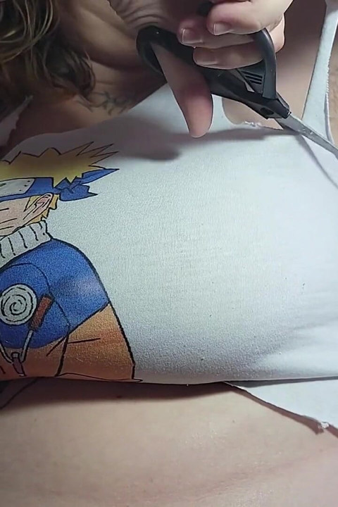 Stříhání mé košile, aby se do nich lépe vešla (sfw)