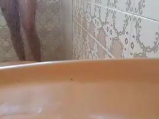 Ragazza amatoriale in doccia