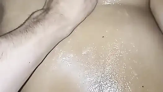 Aku merekam adik tiriku lagi mandi dan aku akhirnya ngentot memeknya pakai kondom