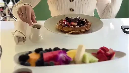 Katie Kush ile kahvaltı ve köpük banyosu
