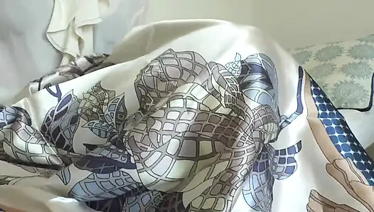 Syal satin baruku bikin kamu pengen muncrat dan lemah, scarf joi, lady victoria valente