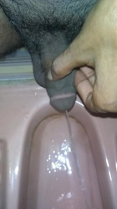 Pee with loose dick