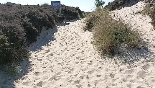 Ateşli dilf çıplak plaj kum tepelerinde gösteriş yapıyor - rockardglans
