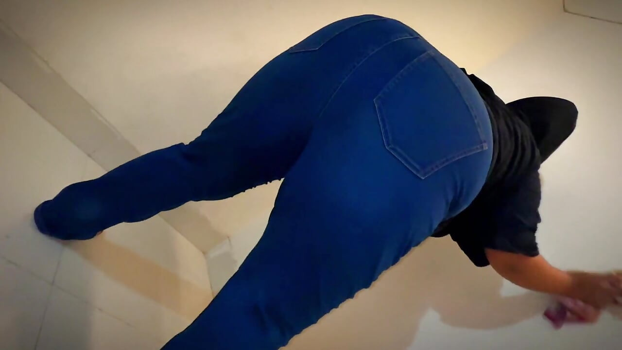Turki, ma belle-mère musulmane sexy vêtue d’un pantalon en jean montre son gros cul et ses seins gonflés & fais-moi supper excitée