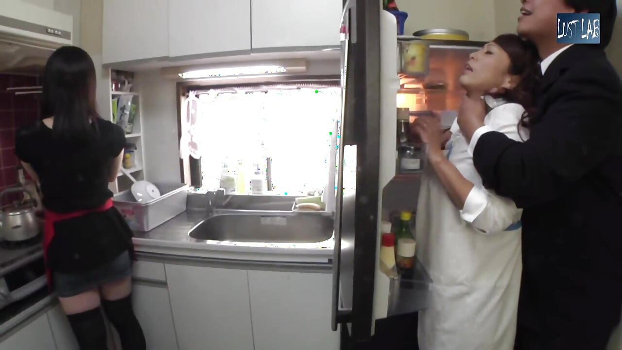 En sa présence - elle prend sa belle-mère à côté de sa femme - 2