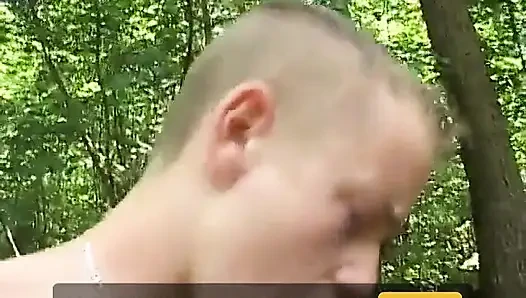 Azgın adam ve sürtük esmer açık havada sert sikiş seansı yapıyor