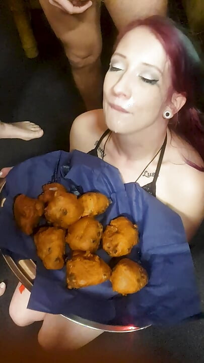 נערה הולנדית חוגגת את השנה החדשה עם זרע וחטיפי אוכל הולנדיים