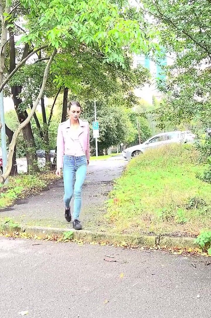 نحيفة وقرفصاء بواسطة Got2Pee حيث تأتي الفتيات للتبول