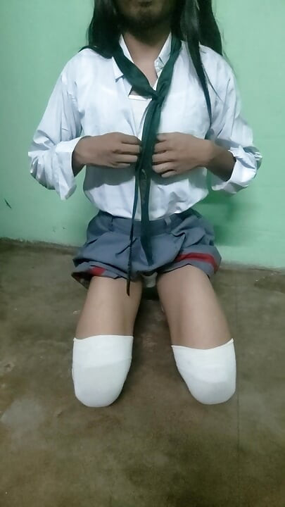 Femboy Ấn Độ dễ thương trong chiếc váy đi học cởi đồ trêu chọc