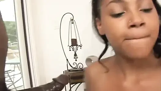 Seksi zenci kadın göğüslerinin her yerine boşalıyor