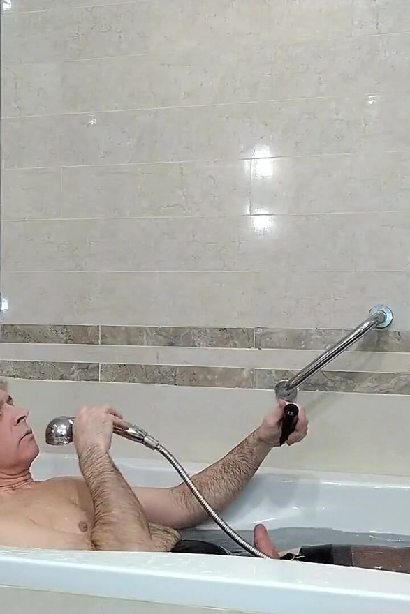 Chico maduro pervertido se masturba en la habitación del hotel y el baño