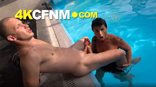 CFNM, une mamie se fait baiser par ma bite au bord de la piscine