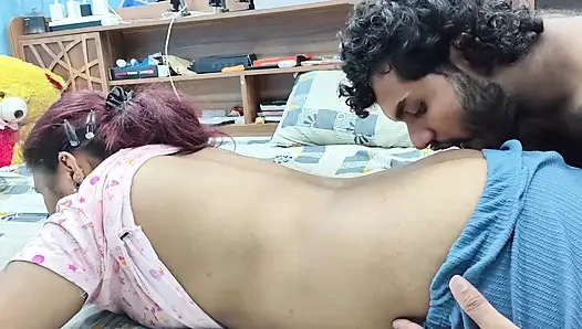 Поцелуй бедра с горячей романтичной