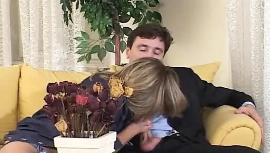 Залитую писаю блондинку широко растянули и камшот на лицо