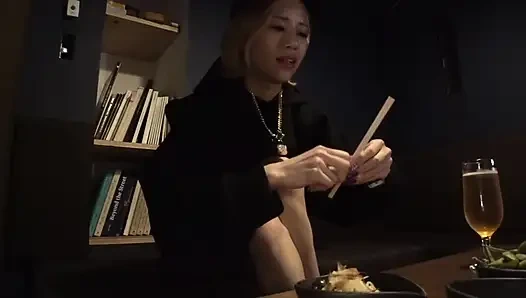 Удобная женщина с радостью будет служить до тех пор, пока вы будете ласкать ее соски