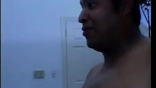 Tiga pria sange di kamar mandi nyepong kontol cewek hot dan ngentot memeknya di ranjang