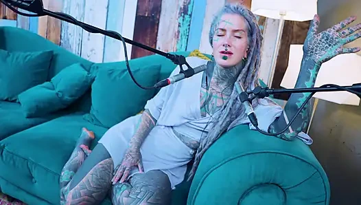 Aku berbicara tentang G - Grattitude- ASMR podcast SFW berbicara dengan gadis kurus gothic model tato rambut gimbal