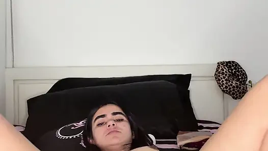 Willst du sehen, wie Melody mit ihrer muschi spielt!