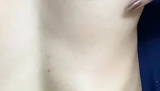 Utangaç üvey kız kardeşimi onu sert sikmek ve amına boşalmak için banyo yapmaya davet ediyorum