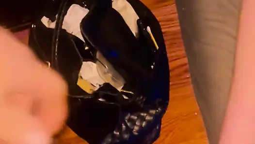 Seksi ayaklı sevimli kızıl saçlı üvey kız kardeş.  Donarak sikiş.