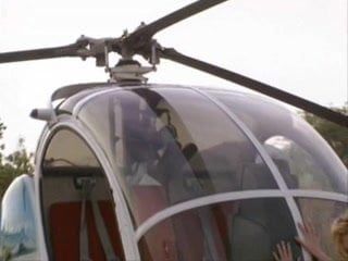 Greta Milos rucha się z pilotem helikoptera