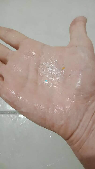 Je joue avec ma grosse éjaculation