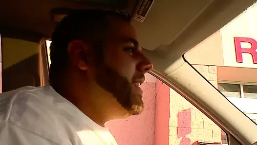 Sarışın kaltak bacaklarımı emiyor ve sonra sert sikiliyor