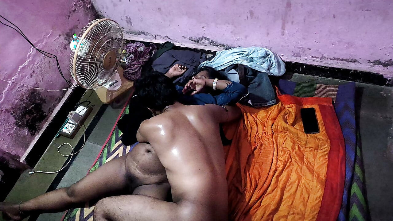 Super Sexy Hot Bhabhi Betrapt Haar Devar Alleen in de Kamer