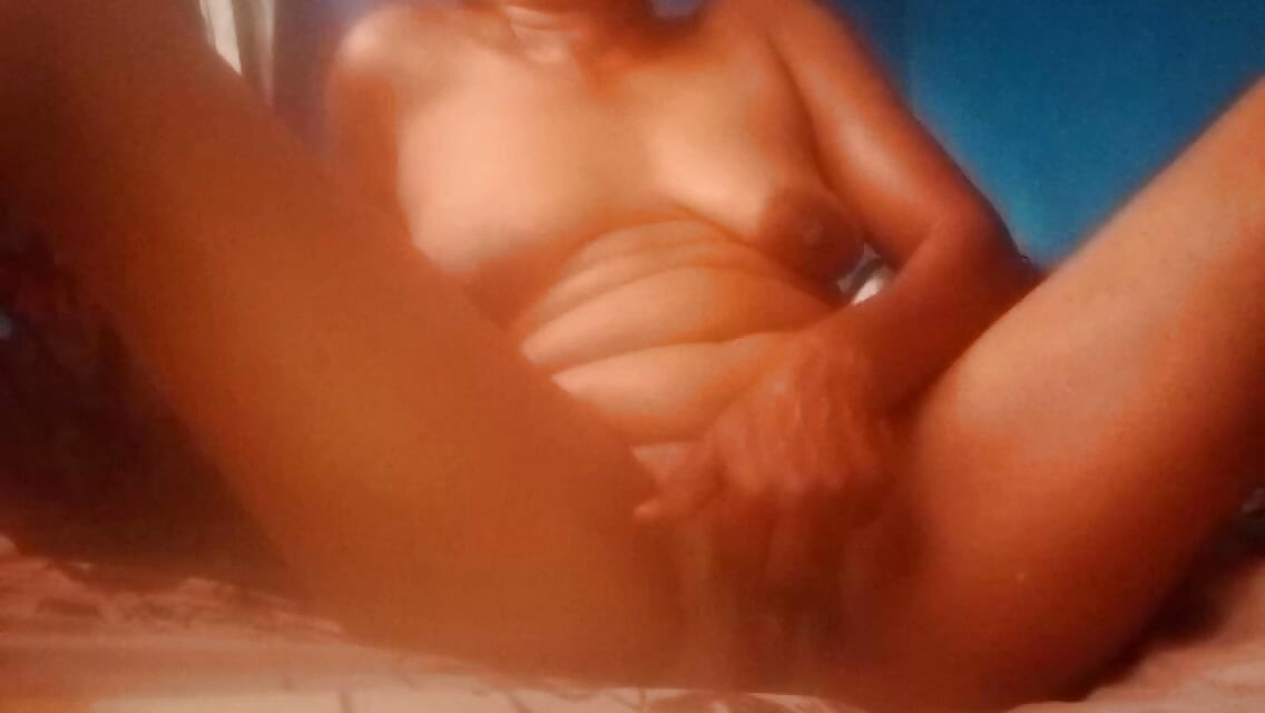 Je závislá na prstování své široké kundičky