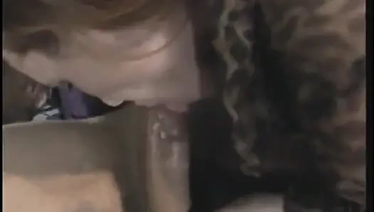 Pelacur tua yang terangsang mengisap kontol saat dia memeknya diisi dengan kontol - porno yang lebih tua