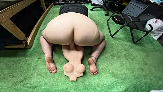 Aku lagi asik muasin memek sempitku pakai mainan seks ukuran raksasa