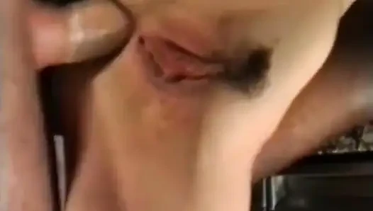 Bir aşçı mutfakta müşterileri tarafından kesiliyor.