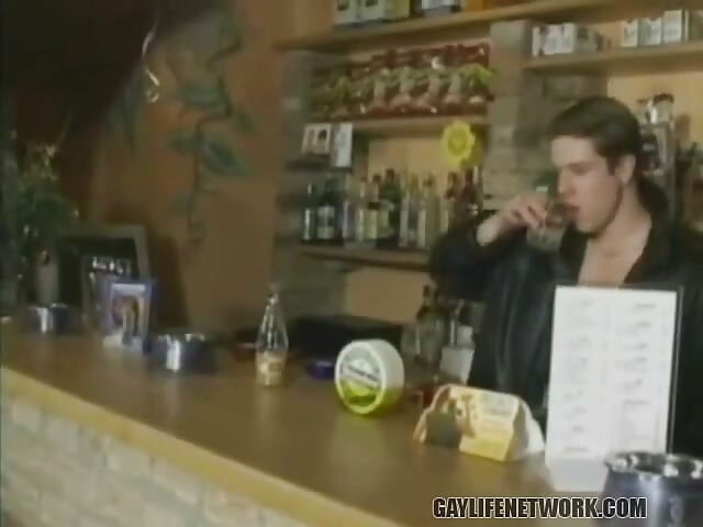 Bartender knepper en klient