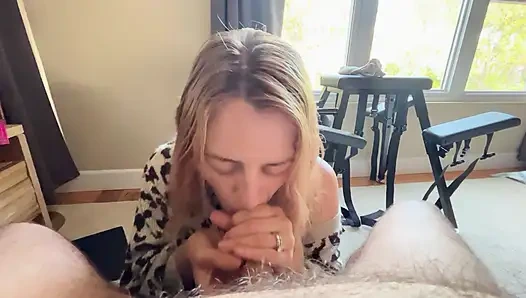 Hevesli evli kadın harika sakso çektikten sonra her damlayı emiyor ve yutuyor