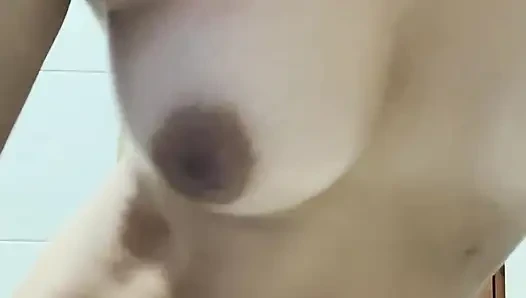 Stiefschwester schickt mir ein Video im Schlafanzug, in dem sie masturbiert