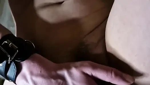 Связанная, и все же я могу удовлетворить себя