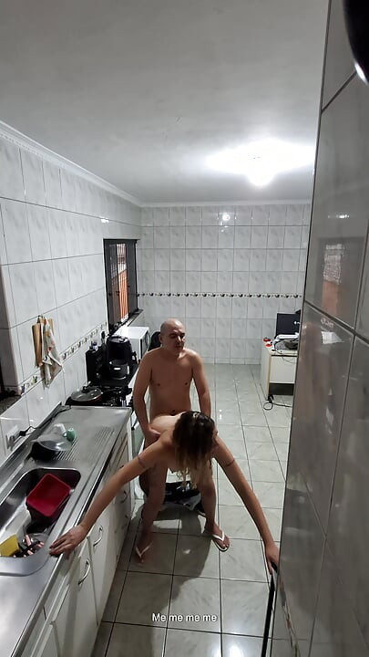 Empregada tira a roupa e aceita um facial para extra.