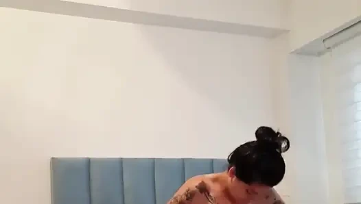 Er sehnte sich nach meinen großen titten, während ich putzen, also musste ich verpflichtet werden