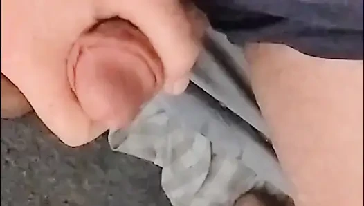 Dede mastürbasyon yapıyor ve çeşme gibi boşalıyor