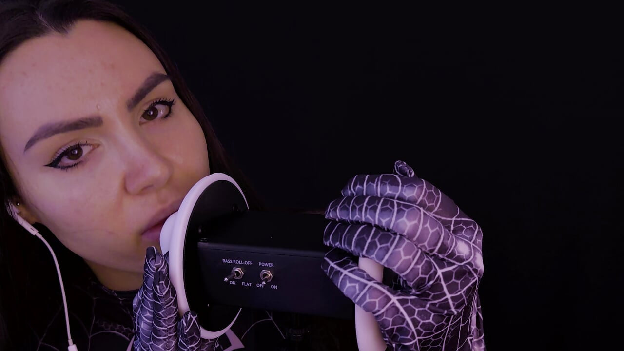 ASMR, bouffage d’oreilles, léchage d’oreilles, cosplay avec une fille d’araignée