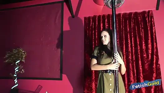 Barman berotot dan polisi terangsang meniduri gadis tentara semok yang keras