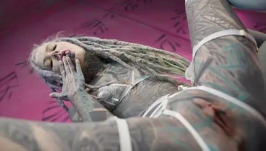 Экстремальное двойное проникновение и массивный сквирт в тройничке с глубокой глоткой