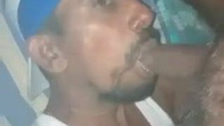 Une bite suce pendant que l'homme sur un paréo de Lungi