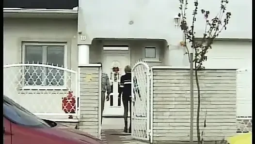 Интенсивный оргазм сексуальной блондинки-шлюшки в любительском видео