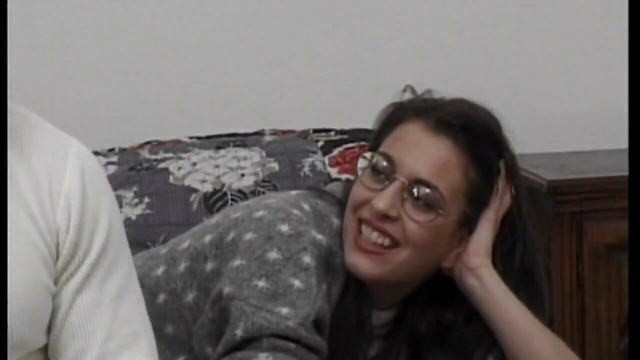 Brillenträgerin, brünette wird im retro-hardcore-fick geritten