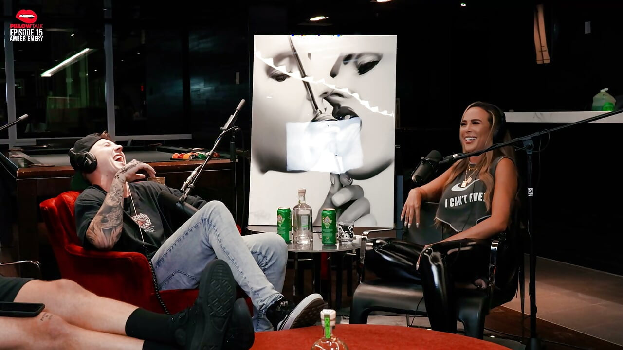 Amber Emery büyükbabanın küllerini kokluyor ve göğüslerini teşhir ediyor