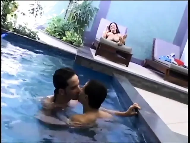 Big titted babe get's turned on in bisexual threesome