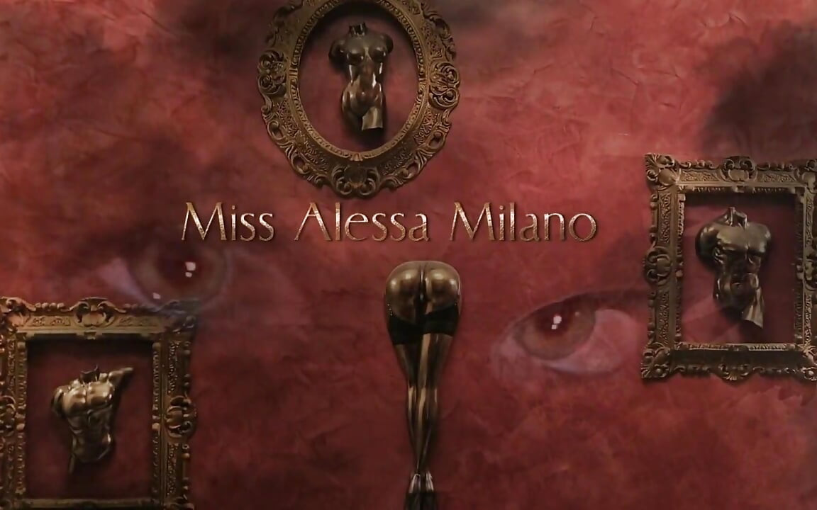 Miss Alessa Milano spelend en op gezicht zitten
