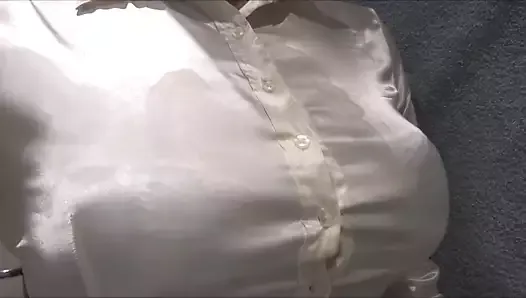 La blouse en satin de HOFREDO est tachée de sperme
