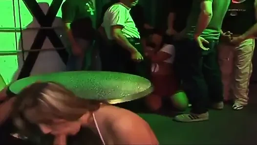 Azgın hatunlarla vahşi kulüp grup seks partisi her yerde emiyor ve yalıyor